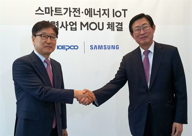 삼성전자 윤부근 대표이사와 한국전력 조환익 사장(왼쪽부터)이 경기도 수원에 위치한 삼성 이노베이션 뮤지엄에서 ‘에너지 IoT 사업 협력 양해각서’를 체결하고 기념 촬영을 하고 있다.