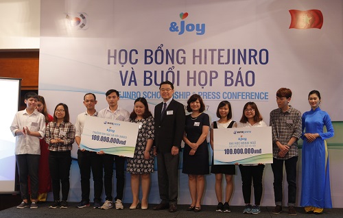 지난 5일 베트남 하노이의 한 호텔에서 김인규 하이트진로 사장(가운데)과 베트남 하노이대학교와 하노이외국어대학교 장학생들이 기념 촬영을 하고 있다. 하이트진로 제공