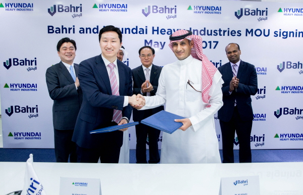 정기선 현대중공업 그룹선박해양영업본부 부문장(사진 왼쪽)과 알리 알하르비 바흐리사 CEO(사진 오른쪽)가 스마트십 사업 협력을 위한 MOU(양해각서)에 서명한 뒤 악수하고 있다.