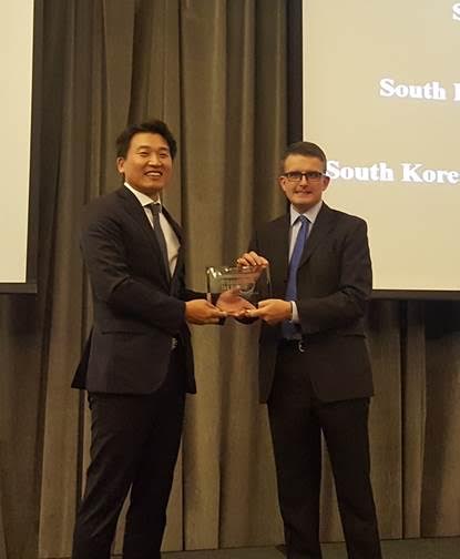 지난 4일 싱가포르에서 개최된 ‘2017 아시아 택스 어워즈’에서 강길원 삼정KPMG 이전가격본부장(왼쪽)이 한국부문 ‘올해의 이전가격 자문상’을 수상하고 있다.