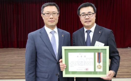 영통구청장 이상훈(좌), CJ프레시웨이 박경철 푸드서비스 본부장(우) 