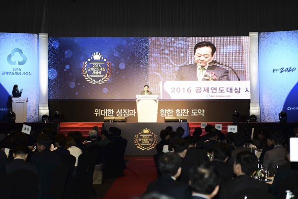 △새마을금고 2016 공제연도대상 시상식에서 신종백 새마을금고중앙회 회장이 기념사를 하고 있다./사진제공=새마을금고중앙회