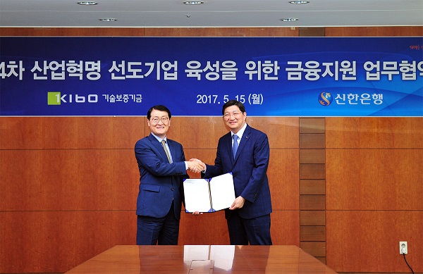 △위성호 신한은행 은행장(왼쪽)과 김규옥 기술보증기금 이사장이 협약식 후 기념촬영을 하고 있다./사진제공=기술보증기금