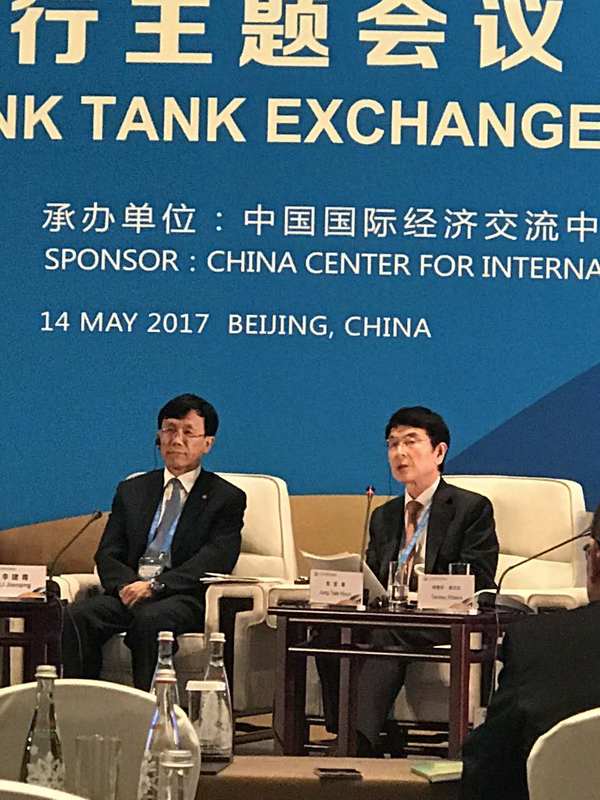 현정택 대외경제정책연구원 원장(오른쪽)이 지난 14일 중국 베이징 국제회의센터에서 열린 일대일로 포럼에 참석해 발언하고 있다.