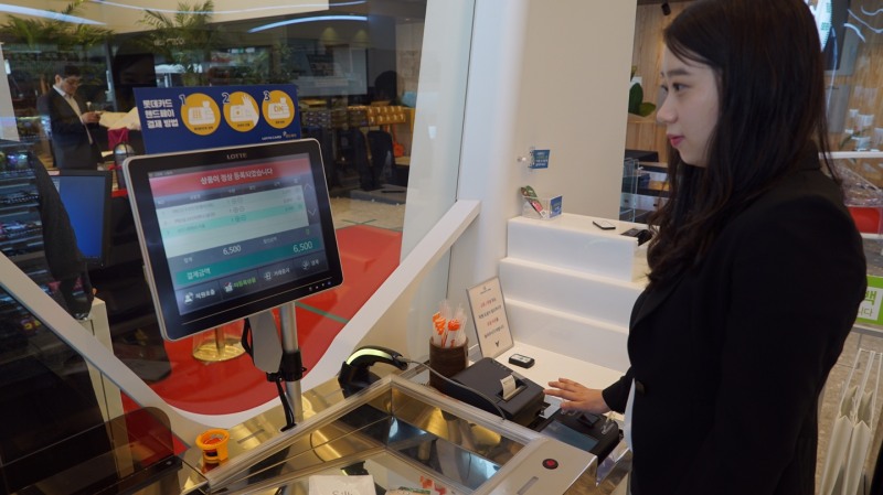 세븐일레븐 시그니처에서 고객이 '정맥 인증' 결제 시스템인 '핸드페이'로 결제를 하고 있다. 세븐일레븐 제공