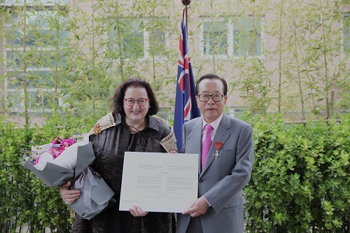 16일 서울 용산구 뉴질랜드 대사관저에서 열린 뉴질랜드 공로 훈장 수여식에서 김재철 동원그룹 회장(우측)과 클레어 펀리 주한 뉴질랜드 대사가 기념촬영을 하고 있다. 동원그룹 제공