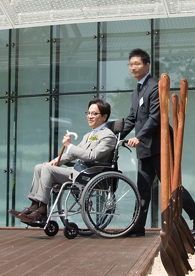 이재현 CJ그룹 회장이 17일 오전 경기도 수원시 광교에서 열린 ‘CJ블로썸파크 개관식’ 및 ‘2017 온리원 컨퍼런스’ 참석을 위해 휠체어로 이동하고 있다. CJ그룹 제공