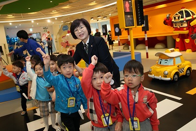 △아이들이 횡단보도 교육을 받고 있다. /사진제공=현대차