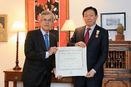 지난 18일 서울 한남동 주한 스페인 대사관저에서 열린 ‘이사벨 여왕 십자문화대훈장’ 수여식에서 신동빈 롯데 회장(우측)과 오르띠스 디에르 토르토사 주한 스페인대사가 기념촬영을 하고 있다. 롯데그룹 제공