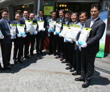 사진 왼쪽부터 농협 조완규 상무, 김원석 경제대표, 이상욱 농민신문 대표, 김건영 농협 강원본부장, 홍천내면농협 이성호 조합장, 이현종 강원철원군수, 동 철원농협 이태식 조합장.