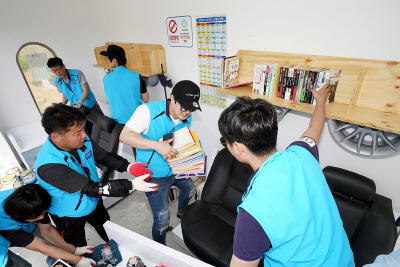 △현대차 연합 동호회 '현대모터클럽'이 지난 20일 강원도 횡성군 갑천면 추동리 추동마을 버스 정류장의 환경 개선 활동 '빌드 스테이션'을 실시했다. /사진제공=현대차