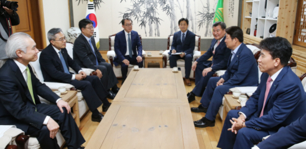 사진 왼쪽부터 박종복 SC제일은행장, 하영구 전국은행연합회장, 이경섭 농협은행장, 박진회 한국씨티은행장, 성웅경 대구시 경제정책과장, 박인규 대구은행장, 권영진 대구시장, 함영주 KEB하나은행장. /사진자료= 전국은행연합회