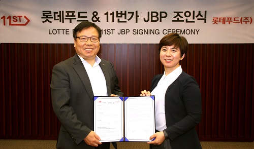 지난 19일 롯데푸드 본사에서 진행된 롯데푸드-11번가 JBP 조인식에서 김용기 롯데푸드 파스퇴르 사업본부장(좌측)과 송승선 SK플래닛 리테일 사업본부장이 기념촬영을 하고 있다. 롯데푸드 제공