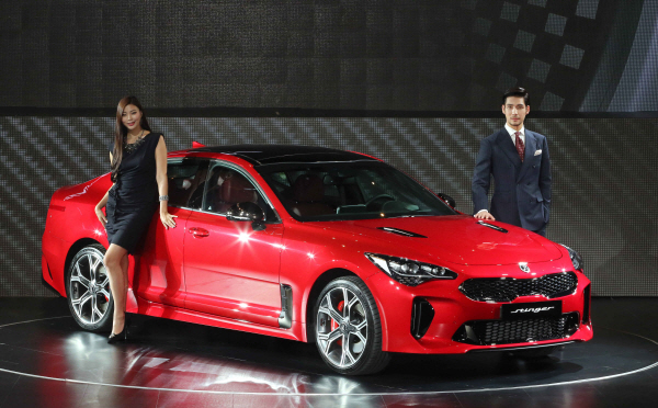 기아자동차가 23일 출시한 '스팅어'.