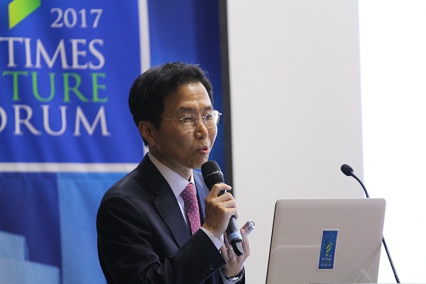 △ 이창목 NH투자증권 리서치본부장이 은행연합회관에서 열린 '2017 한국금융미래포럼'에서 '4차 산업혁명의 투자시장 변화와 대응 방안'을 주제로 강연을 하고 있다./ 사진=김민경 기자