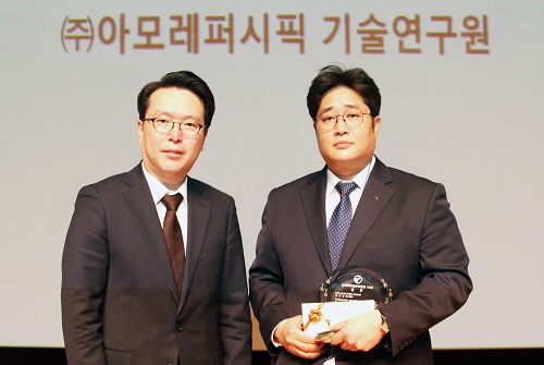 26일 서울과학기술대학교에서 열린 대한화장품학회 심포지엄에서 김형준(우측) 아모레퍼시픽 셀사이언스 연구원이 ‘2017 동암화장품과학자상’ 대상을 수상하고 기념촬영을 하고 있다. 아모레퍼시픽 제공