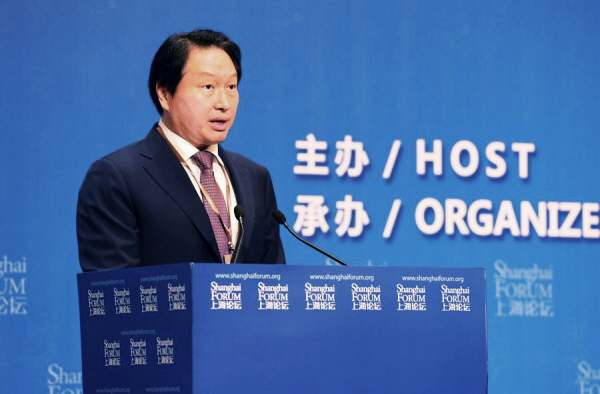 최태원 SK그룹 회장이 27일부터 상하이 푸딘대학 등에서 열리고 있는 '2017 상하이포럼'에서 축사를 학 있다. 자료 : SK그룹.