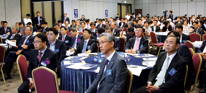 ▲ 한국금융신문이 주최한 ‘2017 한국금융미래포럼’이 지난 23일 은행회관 국제회의장에서 개최됐다. 이날 ‘4차 산업혁명과 기업가치의 변화’라는 주제로 현정택 대외경제정책연구원장, 유상수 삼일회계법인 부대표 등이 강연을 펼쳤다.  사진 = 김민경 기자