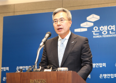 △ 하영구 은행연합회 회장이 29일 서울 중구 명동 은행회관에서 개최된 새 정부에 대한 '금융산업 발전을 위한 은행권 제언' 설명회에서 기자들의 질의에 답변을 하고 있다. / 자료= 은행연합회