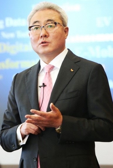 김준 SK이노베이션 사장이 30일 열린 CEO기자간담회에서 향후 경영비전을 발표하고 있다.
