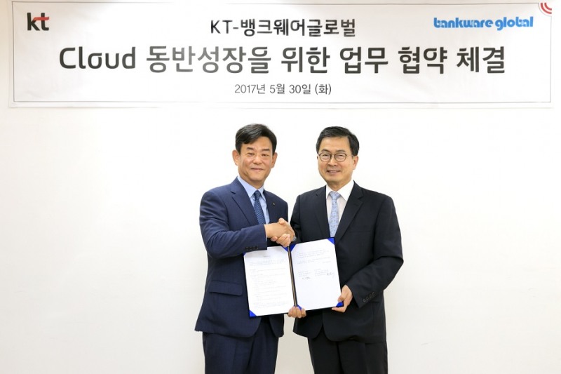 △정윤식 KT 기업고객본부장 전무(왼쪽)와 이경조 뱅크웨어글로벌 대표이사가 업무협약 후 기념촬영을 하고 있다 /사진제공=KT