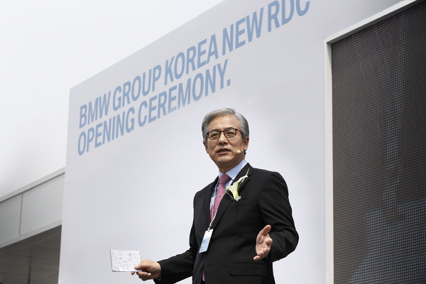30일 오픈식에서 발언 중인 김효준 BMW 코리아 그룹 사장. 사진=BMW.
