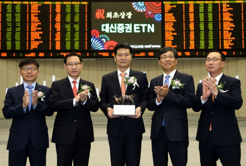 31일 대신증권 ETN 유가증권시장 상장기념식에서 기념패 전달 후 관계자들이 촬영을 하고 있다. (왼쪽부터)김성태 한국거래소 유가증권시장본부장보, 이상헌 대신증권 본부장, 배영훈 대신증권 전무, 이은태 한국거래소 유가증권시장본부장, 이환목 대신증권 부문장.