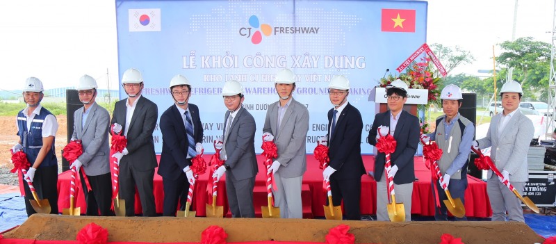 지난 30일 베트남 호치민 빈증성 인근 CJ프레시웨이 물류센터 착공식에서 관계자들이 기념촬영을 하고 있다. CJ프레시웨이 제공
