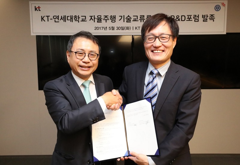 △손광훈 연세대학교 Connected Car Infotelligence 연구그룹장(왼쪽)과 김준근 KT GiGA IoT사업단장(오른쪽)이 업무협약 후 기념촬영을 하고 있다 /사진제공=KT