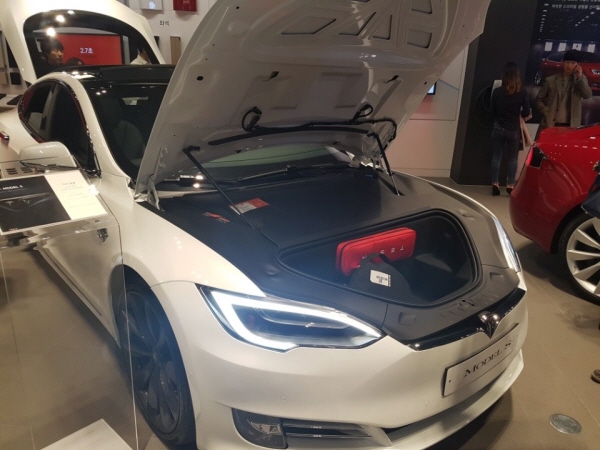 다음달부터 차량 인도가 시작되는 테슬라의 '모델S90D'. 사진=서효문 기자.