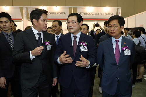 정용진 신세계그룹 부회장(왼쪽), 이용섭 일자리위원회 부위원장(가운데), 최성 고양시장(오른쪽)이 31일 고양 킨텍스 제1전시장에서 열린 ‘신세계그룹&파트너사 채용박람회’에서 부스를 둘러보며 이야기 나누고 있다. 신세계그룹 제공