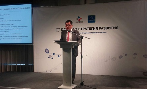 강신호 CJ제일제당 식품사업부문장 부사장이 러시아 상트페테르부르크에 위치한 크라운플라자 호텔에서 라비올리 인수를 최종 완료한 후 축사를 하고 있다. CJ제일제당 제공