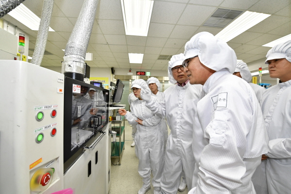 삼성 직업병 가족대책위원회가 31일 삼성전자 온양사업장을 방문해 현장점검하고 있다. 사진=삼성전자