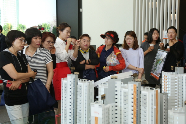 △분양 홍보 도우미가 '밀양 쌍용 예가 더 퍼스트' 견본주택을 방문한 내방객들에게 설명을 해주고 있다. /사진제공=쌍용건설