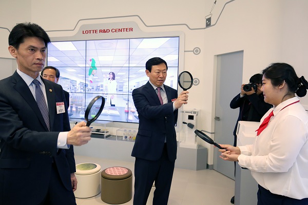 1일 서울 강서구 마곡산업단지 내 식품종합연구소인 ‘롯데 R&D센터’ 준공식에서 신동빈 롯데 회장(가운데)과 손문기 식품의약품안전처장(좌측)이 롯데어린이식품체험관 ‘스위트빌’을 체험하고 있다. 롯데 제공