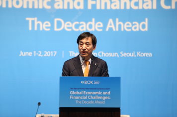 △ 이주열 한국은행 총재가 1일 서울 웨스틴 조선호텔에서 '2017 BOK 국제컨퍼런스' 개회사를 하고 있다. /사진제공= 한국은행