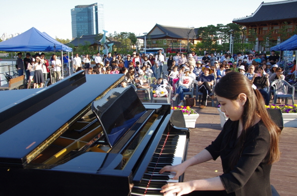 △김지원 단원이 쇼팽의 마주르카 op.33번을 독주하고 있다. /사진제공=포스코건설