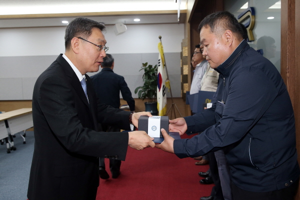 △강영일 한국철도시설공단 이사장이 강릉산불 조기진화로 철도시설물을 보호한 유공자에게 표창을 수여하고 있다. /사진제공=한국철도시설공단