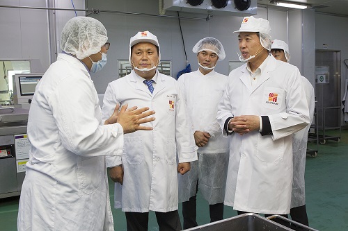 이완신 롯데홈쇼핑 대표(좌측에서 두 번째)가 지난 5일 파트너사인 미트뱅크를 방문해 생산라인을 둘러보며 설명을 듣고 있다. 롯데홈쇼핑 제공