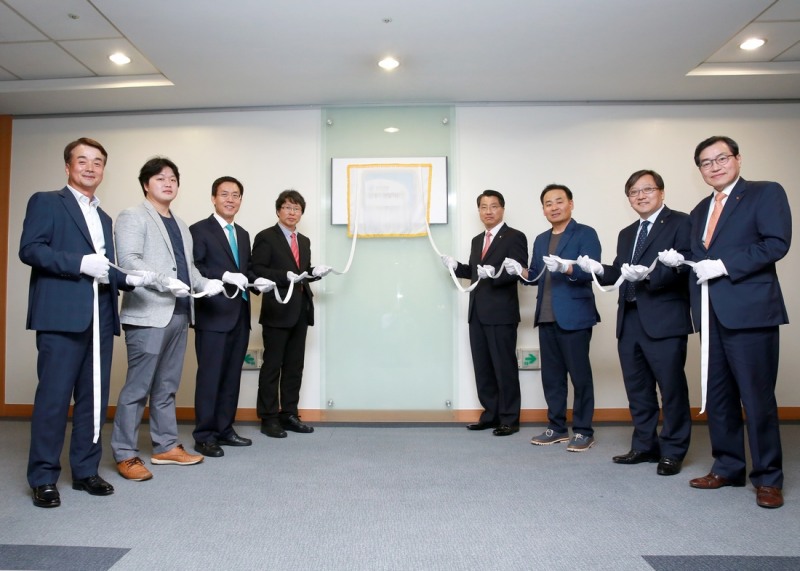 금융감독원이 7일 오후 핀테크 현장 자문서비스를 개시했다. (왼쪽부터)정인화 금감원 핀테크현장자문단장, 김태훈 한국핀테크산업협회 부회장, 서태종 금감원 수석부원장, 정유신 핀테크지원센터장, 진웅섭 금감원장, 김광현 D.Camp 센터장, 최성일 금감원 IT금융정보보호단 선임국장, 최인규 투이컨설팅 사장.