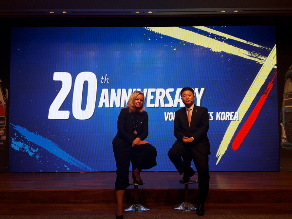 △김영재 볼보트럭 사장<사진 오른쪽>과 헬렌 멜키스트 볼보트럭 인터내셔날 세일즈 부문 사장이 기자들의 질문을 듣고 있다. /사진=최천욱 기자