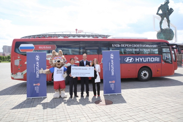 △현대자동차 대표팀 응원 슬로건 공모전 'Be There With Hyundai'를 통해 선정된 슬로건을 부착한 대표팀 버스. /사진제공=현대·기아차