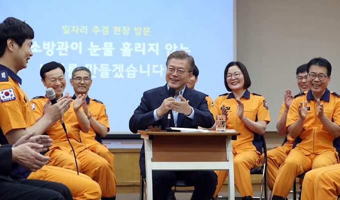 △ 문재인 대통령이 지난 7일 일자리 창출 추경안과 관련해 서울 용산소방서에 들러 소방관들과 대화를 나누었다. 사진 = 청와대