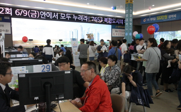 △그랑시티자이 2차 예비 청약자들이 청약 상담을 받고 있다. /사진제공=GS건설