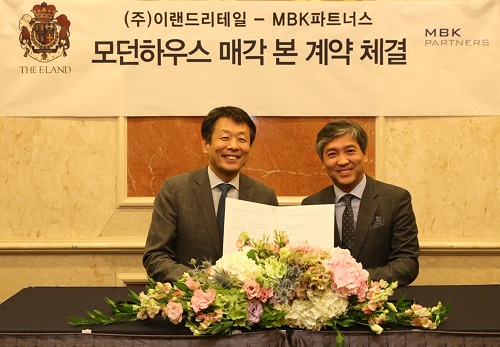 9일 여의도 켄싱턴호텔에서 정성관 이랜드리테일 대표(우측)와 김광일 MBK파트너스 대표가 영업양수도 계약서를 체결하고 기념촬영을 하고 있다. 이랜드그룹 제공
