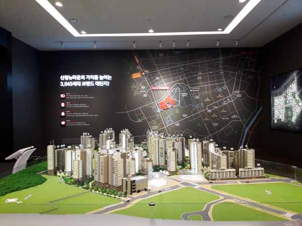 △신정뉴타운 아이파크 위브 단지 모형도. /사진=최천욱 기자