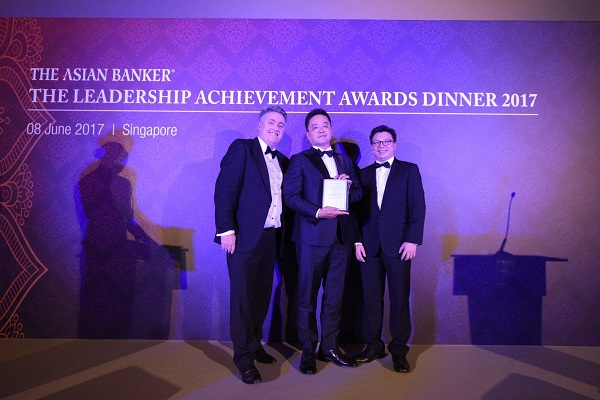 △신현욱 팝ㅇ펀딩 대표(가운데)가 우수 P2P금융 플랫폼’으로 선정돼 수상을 하고 있다./사진제공=팝펀딩