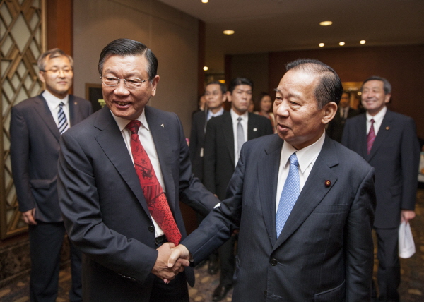△ 박삼구 금호아시아나그룹 회장(사진 왼쪽)이 11일 저녁 소공동 롯데호텔에서 열린 ‘2017 한일우호의 밤’ 행사에서 니카이 도시히로 일본 자민당 간사장(사진 오른쪽)이 만나 악수하고 있다. 사진=금호아시아나그룹.