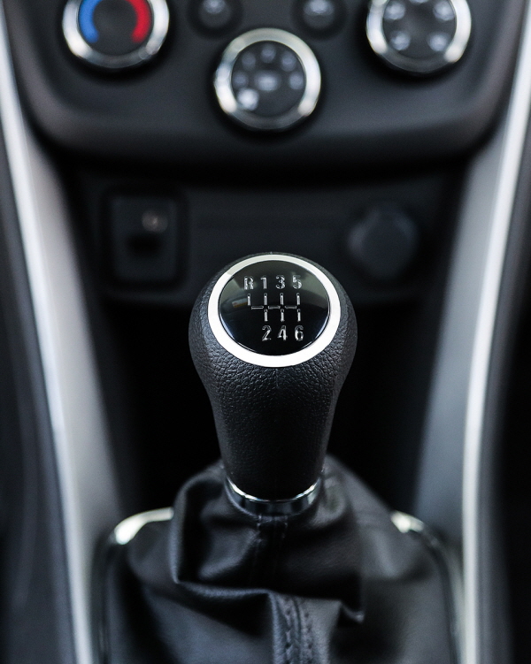 △ 쉐보레가 12일 선보인 '더 뉴 트랙스' 6단 수동 변속기. 사진=한국GM.