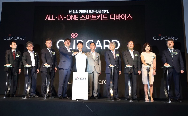 △김형욱 KT플랫폼사업기획실장(왼쪽 다섯 번째)을 비롯한 참석자들이 출시를 알리는 퍼포먼스를 하고 있다